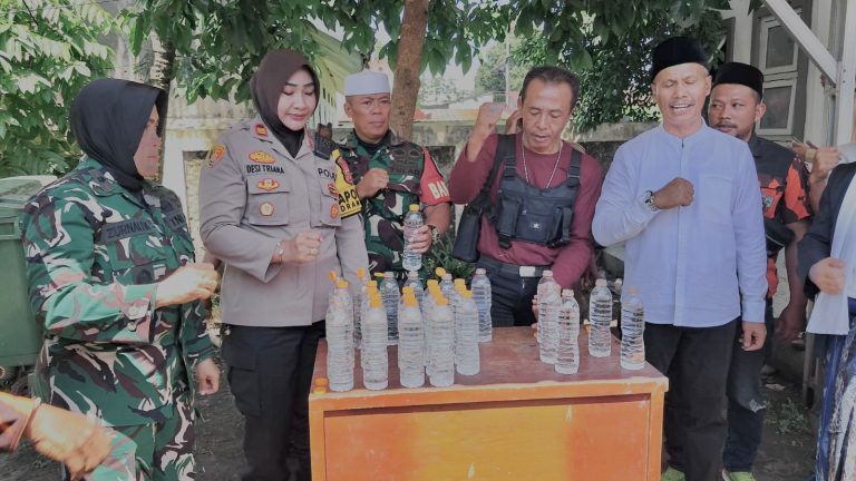 Polsek Dramaga Musnahkan Ratusan Botol Miras Oplosan Hasil Operasi Gabungan