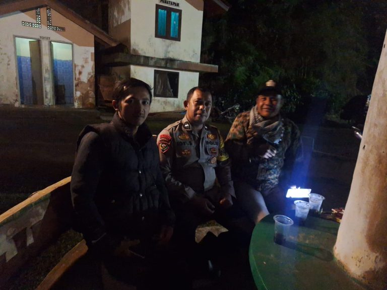 Bhabinkamtibmas Cisarua Polres Bogor Aktif Kontrol Pos Kamling dan Ajak Warga Jaga Kamtibmas