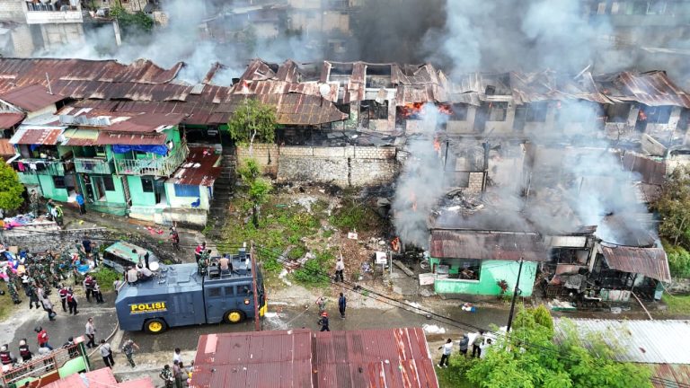 Quick Response Polri Padamkan Kebakaran di Kodam Lama Jayapura