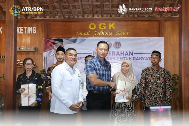AHY dan Wamen ATR/BPN Serahkan Sertipikat Tanah untuk Warga Gunungkidul