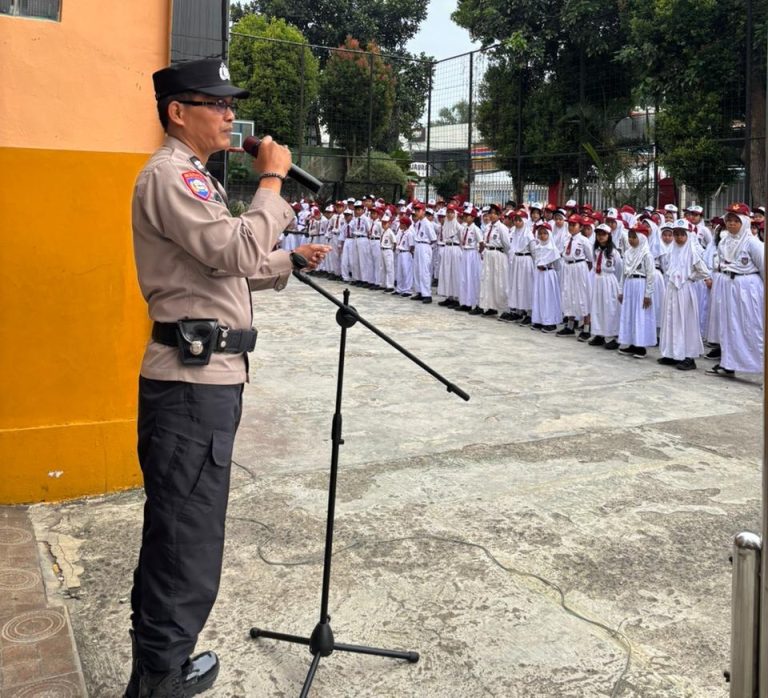 Bhabinkamtibmas Desa Bendungan berikan himbauan saat menjadi pembina upacara di sekolah dasar