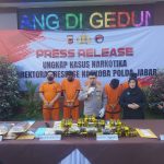 POLDA JABAR GAGALKAN PEREDARAN NARKOBA JARINGAN INTERNASIONAL DAN LOKAL, 17,6 KG SABU, 19,5 KG GANJA, DAN SENJATA API ILEGAL DISITA