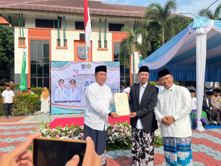 Kantah Depok Serahkan Sertipikat Tanah Wakaf di Hari Santri Nasional