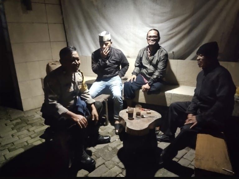 Polsek Cisarua Kontrol Pos Kamling dan Sampaikan Pesan Kamtibmas kepada Warga