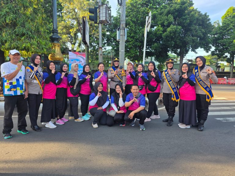 Polwan Polres Bogor Sapa Warga Saat Uji Coba Car Free Day di Jalan Tegar Beriman