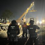 Brimob Amankan Lokasi Anjloknya Kereta Purwojaya di Bekasi