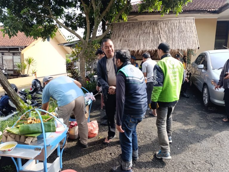 POLSEK CIAWI GELAR SARAPAN PAGI KAMTIBMAS BERSAMA DRIVER OJOL SELTER GARDU PLN CIAWI