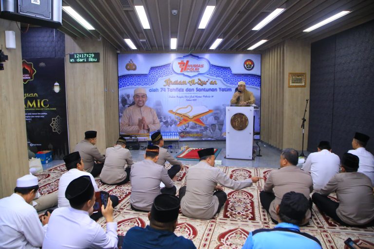 Wujud Peduli Sesama, Humas Polri Berikan Tali Asih Kepada 100 Anak Yatim pada Khataman HUT Ke-74