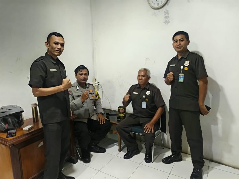 Bhabinkamtibmas Polsek Cisarua Kontrol Pos Kamling dan Sampaikan Pesan.