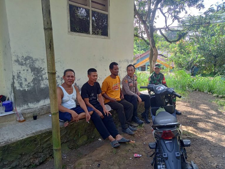 Bhabinkamtibmas dan Babinsa Tanjungsari Sambang Warga
