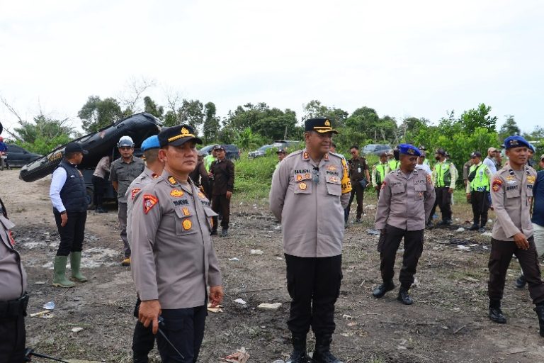 Penertiban Gabungan di IUP PT Timah: Penambang Ilegal Bongkar Ponton Secara Kooperatif