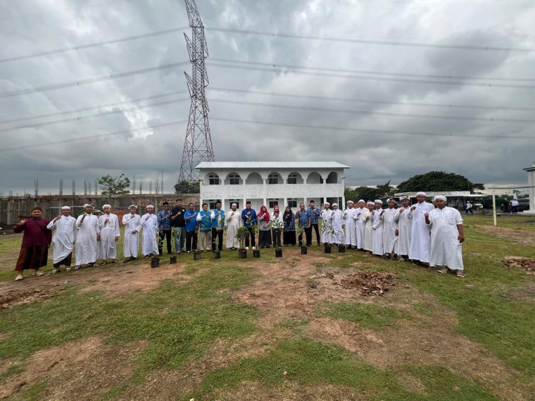 KNPI Bekasi Gandeng Dinas Pertanian Tanam Pohon di Dua Pesantren